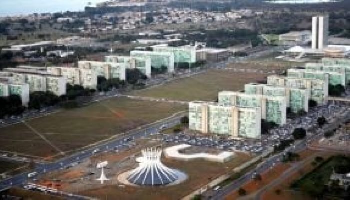 Explanada-dos-ministerios-debandada-de-ministros-300x164-1