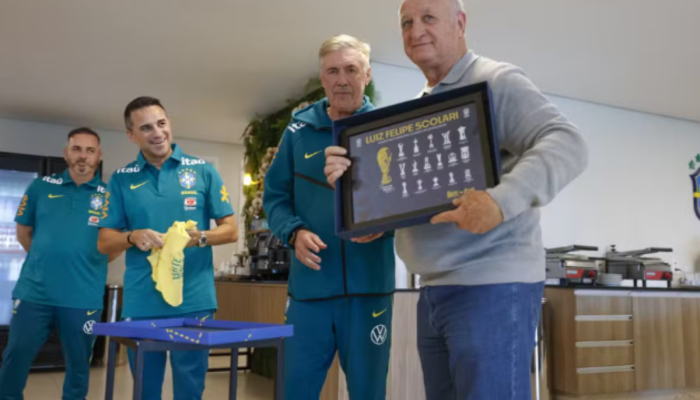 Luiz Felipe Scolari observa o treino da Seleção Brasileira. — Foto: O ex-técnico