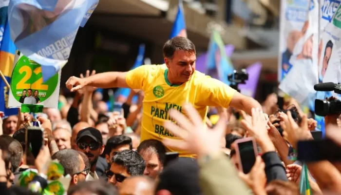Flavio-Bolsonaro-carregado-por-apoiadores-em-Juiz-de-Fora-1