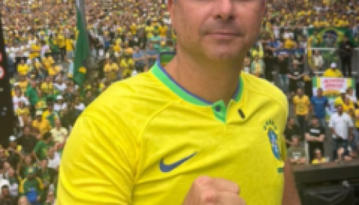 O equipamento de segurança foi colocado por baixo de uma camisa da Seleção Brasi