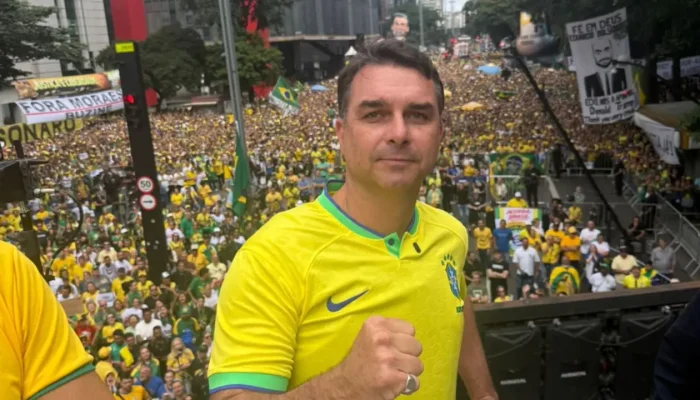 Flavio-Bolsonaro-colete-balas-Av-Paulista-