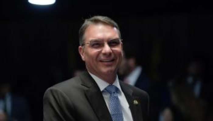 Flavio-Bolsonaro-tributaria-300x200-1