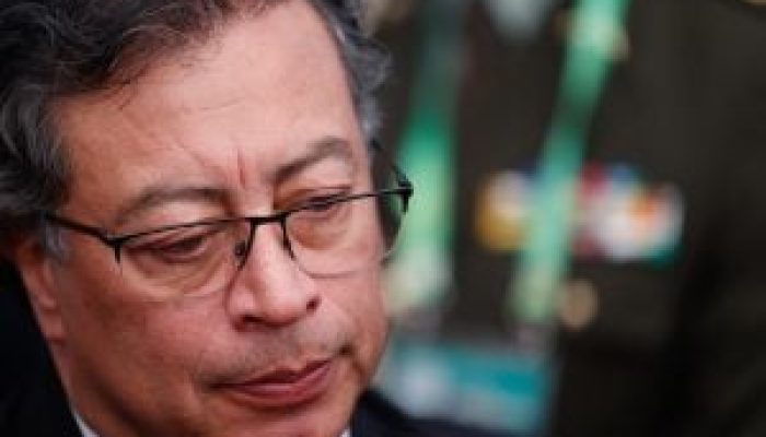 Foto de Gustavo Petro em helicóptero — Foto: Crédito da imagem sugerido