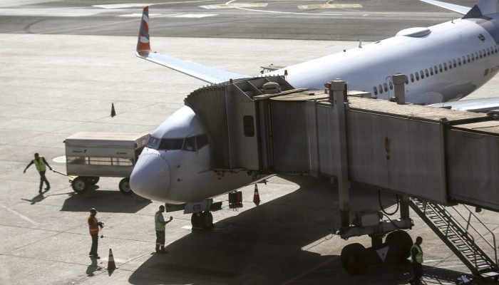 Movimentação de aviões comerciais no aeroporto de Brasília.