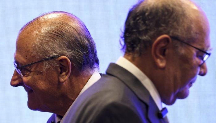 Brasília (DF), 25/02/2025 - O vice-presidente da República e ministro do Desenvolvimento, Indústria, Comércio e Serviços (MDIC), Geraldo Alckmin, e o ministro do STF, Gilmar Mendes, durante palestra no evento IDP Summit, no Instituto Brasileiro de En