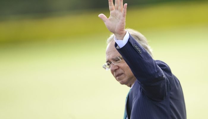 O ministro da Economia, Paulo Guedes, durante cerimônia de hasteamento da bandeira, no Palácio da Alvorada.