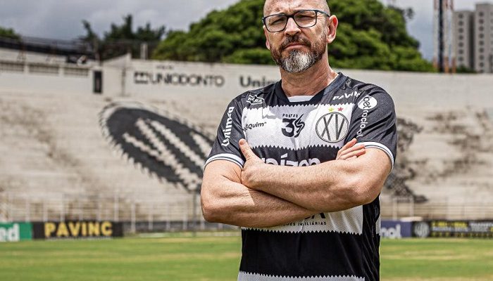 Moisés Egert dirige o XV de Piracicaba, o último clube que comandou antes de ass
