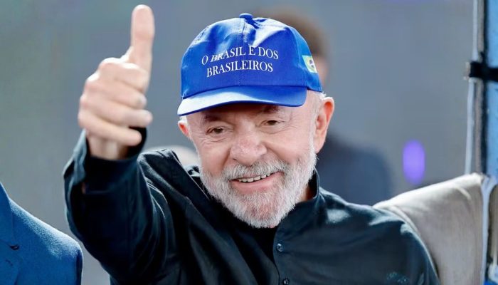Presidente Lula faz sinal de joia para apoiadores — Foto: Presidente Lula faz si