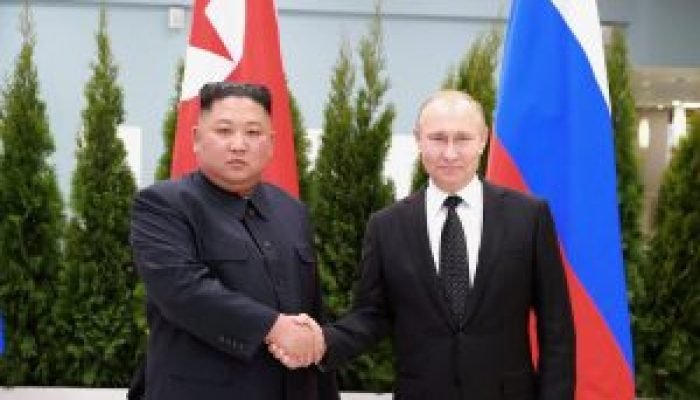 Presidente-da-Russia-Vladimir-Putin-dir.-e-ditador-da-Coreia-do-Norte-esq-300x174-1