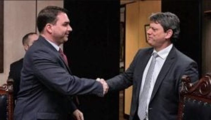 Tarcisio-e-Flavio-Bolsonaro-300x169-1