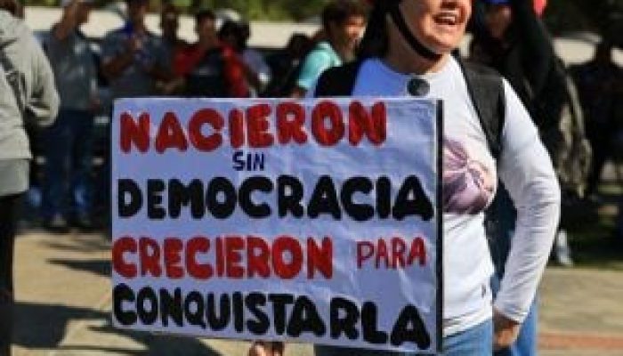 Manifestantes na Universidade Central da Venezuela — Foto: Crédito da imagem sug