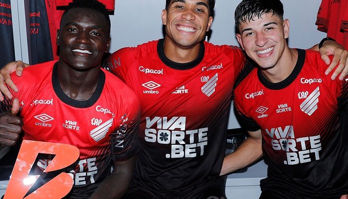 Viveros comemora o gol da vitória, enquanto Dudu e Esquivel formam a sequência d