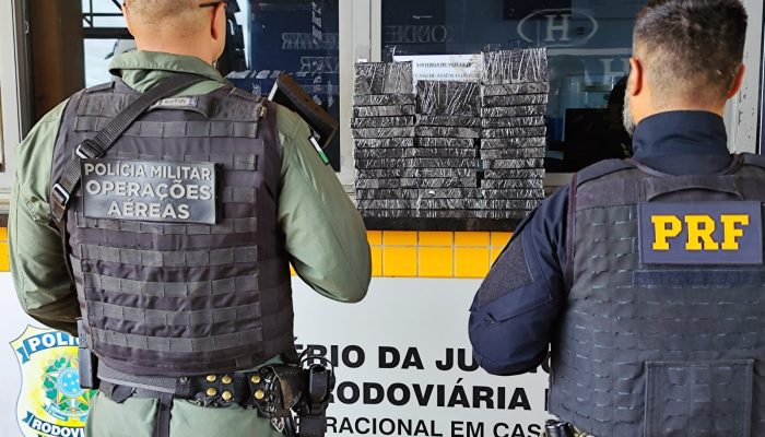 Agentes fiscalizam veículo após identificação de iPhones ocultos em compartiment