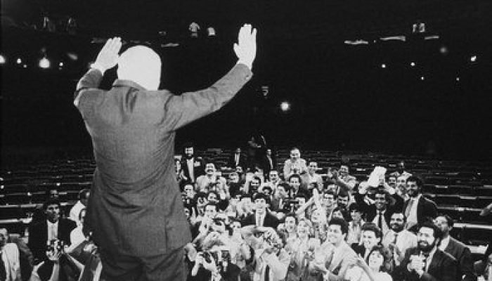 Ulysses saúda membros da Imprensa ao final dos trabalhos da ANC. — Foto: Ulysses