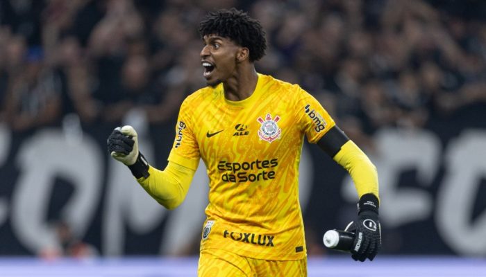 Hugo pega pênalti, e Corinthians bate Bragantino em Arena vazia — Foto: Rodrigo