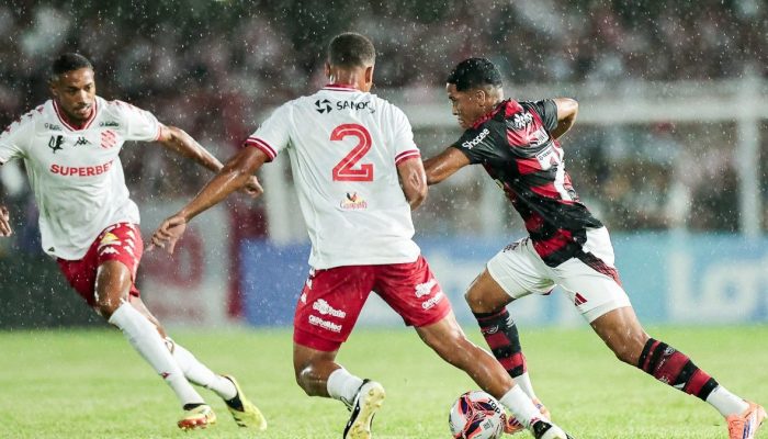 Foto: Gilvan de Souza/FlamengoJoshua tenta se livrar da marcação forte do Bangu
