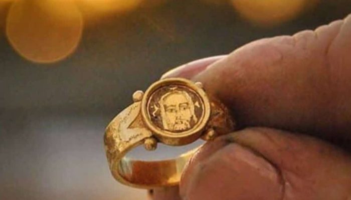 Anel de ouro com Jesus — Foto: anel jesus Imagem: Imagem: Frida Albinsson/Museus