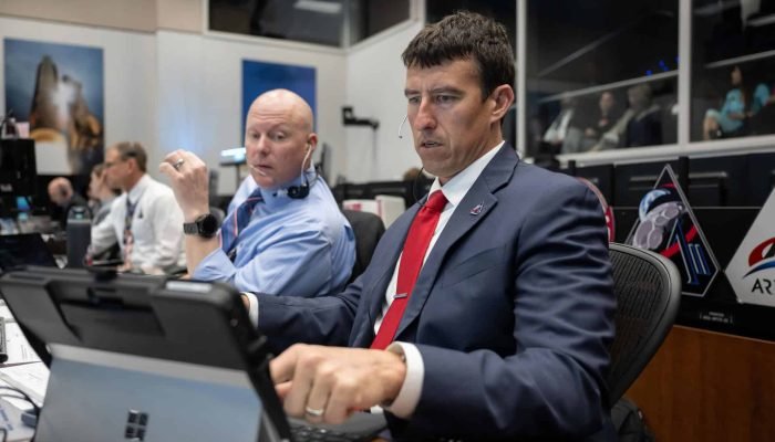 Foto: Os diretores de voo da NASA Rick Henfling (dir.) e Judd Frieling (esq.) co