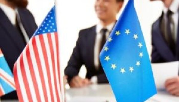 bandeiras-dos-estados-unidos-e-da-uniao-europeia-freepik-300x178-1