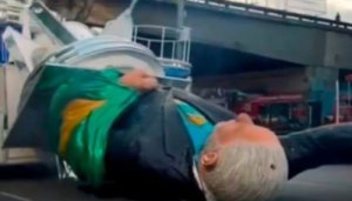 boneco-de-lula-academicos-de-niteroi-300x199-1