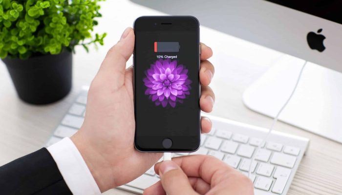 Foto: Close-up de smartphone carregando com o percentual de bateria visível. / C