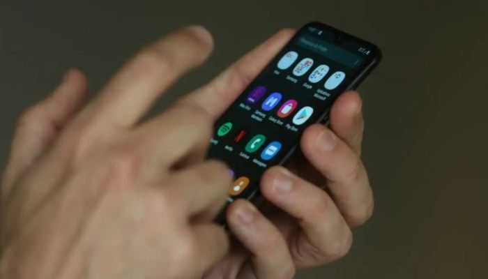 celular-redes-sociais-big-techs-ebc-via-cnn