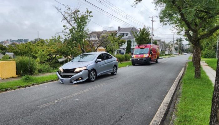 O ciclista foi encaminhado ao hospital após sofrer lesão na cabeça (Foto: Eliand