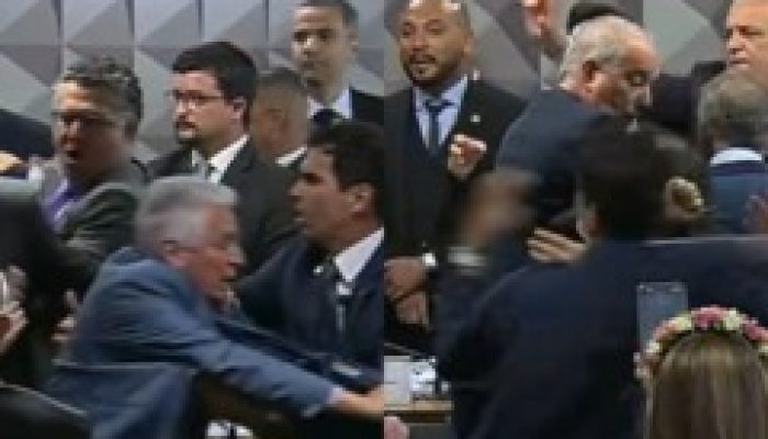 Foto: Cerca de 15 mil pessoas acompanhavam a sessão pelo YouTube da TV Senado, q