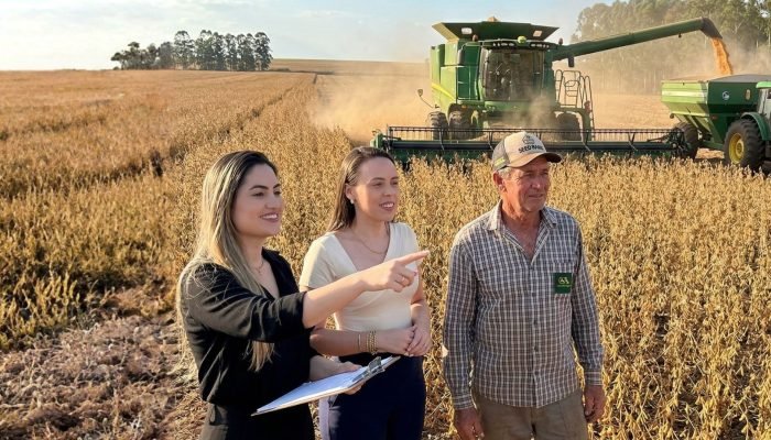 consulttagro-credito-rural-colheitadeira-colhendo-soja-com-basuca-abastecendo