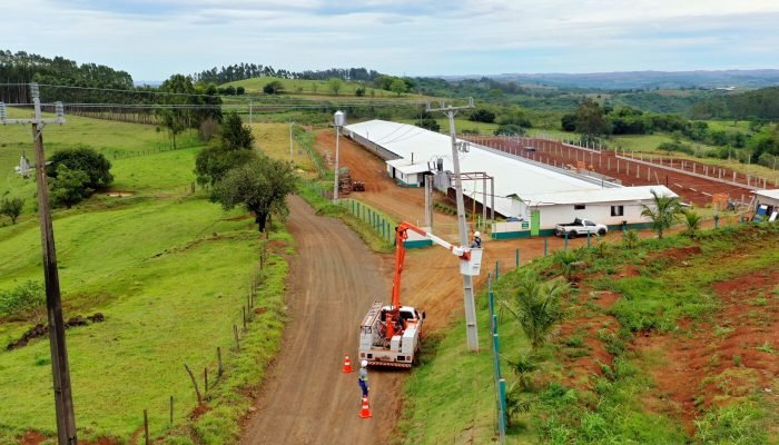Programa da Copel Paraná Trifásico, de construção de novas redes para fortalecer o sistema de distribuição de energia nas áreas rurais