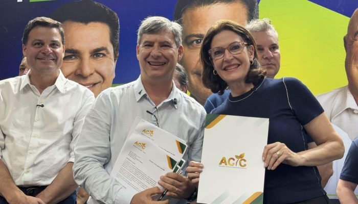 Cristina Graeml, candidata ao Senado pelo Paraná recebe de William Pelissari, presidente da ACIC, carta de sugestões e propostas (Foto: Ascom/CG)