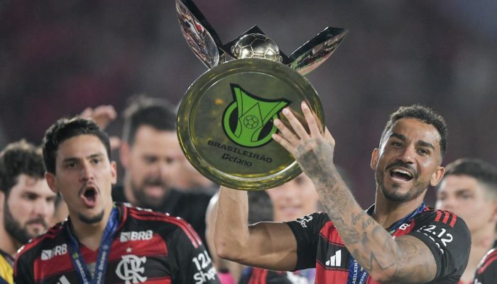 Danilo celebra com taça do Flamengo — Foto: Thiago Ribeiro / Staff Images / CBFD