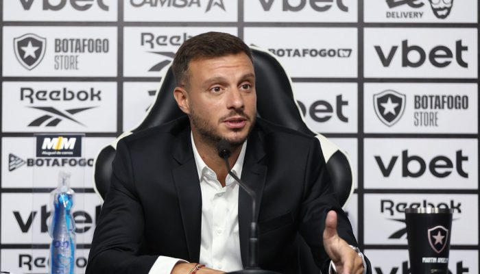 Martin Anselmi em sua apresentação no Nilton Santos — Foto: Vítor Silva / Botafo