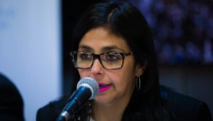 Familiares de presos políticos protestam em frente à Zona 7 de Caracas durante g