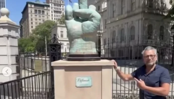 escultura-de-dedo-medio-e-instalada-em-frente-a-prefeitura-d-3