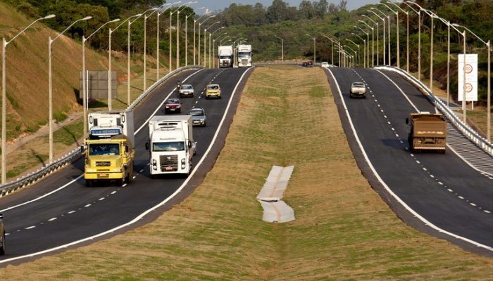 Foto: Caminhões na rodovia Fernão Dias (Foto: ANTT)
