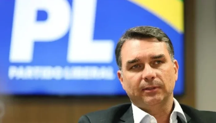 Flávio Bolsonaro discursou na Marcha a Brasília em Defesa dos Municípios — Foto: