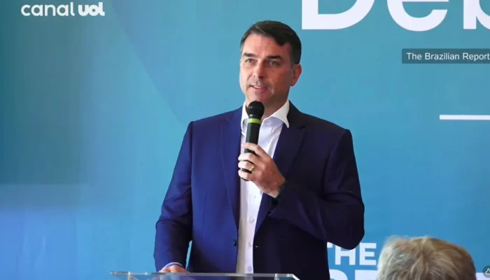 flavio-bolsonaro-fundo-azul-claro