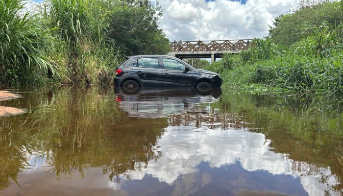 Veículo Gol caiu em um córrego no Ecopark Oeste — Foto: Foto: Luiz Felipe Max/SO