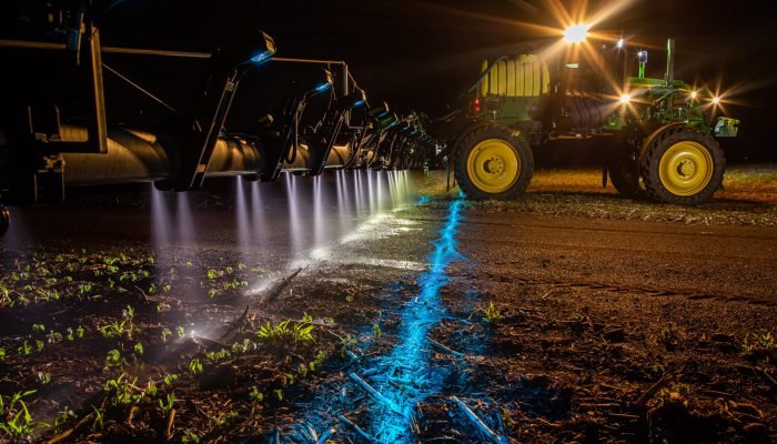 herbicidas-pulverizacao-com-trator-defensivos-agricolas-2