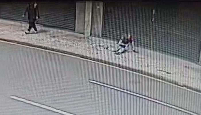 Vítima foi socorrida com queimaduras graves após o ataque — Foto: Vítima foi soc