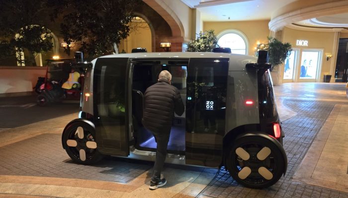 Carro autônomo sem volante nem pedal de freio — Foto: Léo Müller/Canaltech