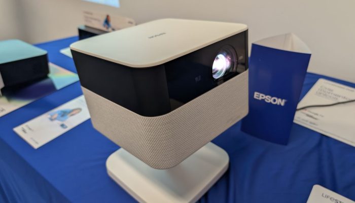 Epson lança projetor super compacto com tela 4K — Foto: Wendel Martins/Canaltech
