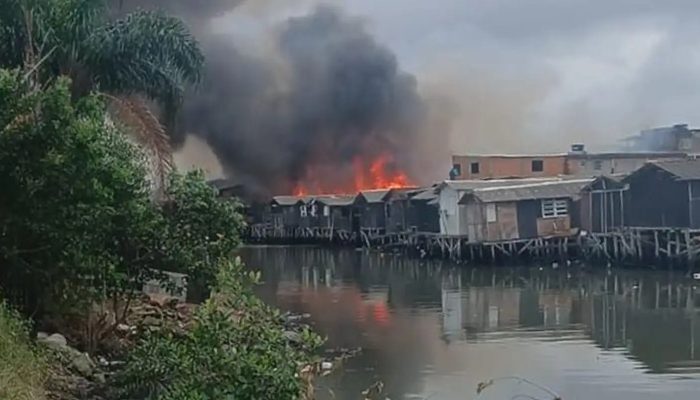 incendio-atinge-casas-na-regiao-da-zona-noroeste.jpg