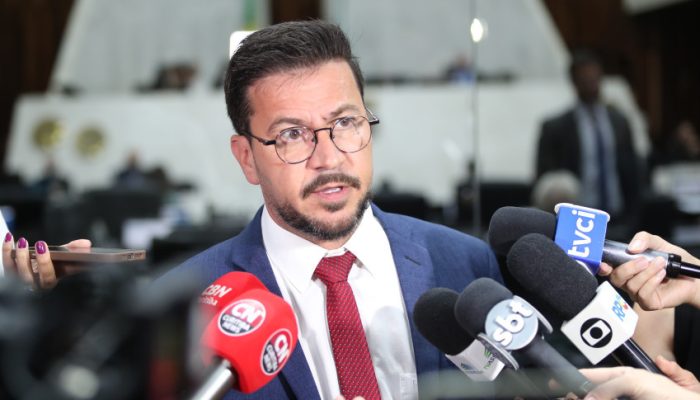 Arilson Chiorato discursa durante sessão plenária na Alep