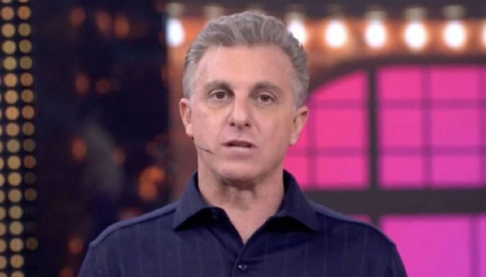 luciano-huck-constrange-tia-milena-ao-vivo-no-domingao-e-epi-capa-1200x675-1