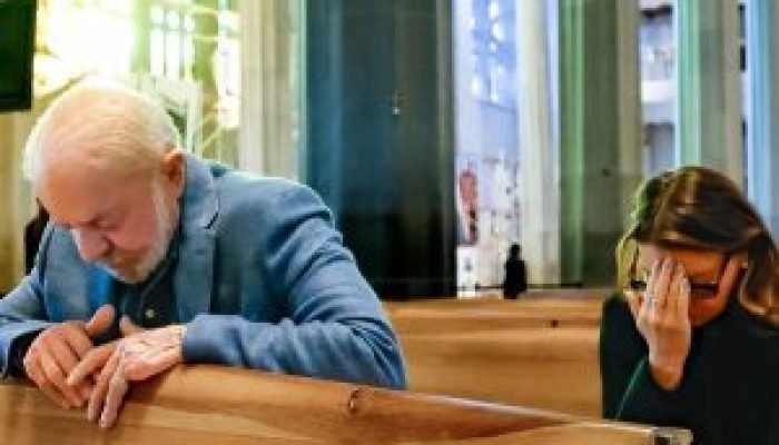 luiz-inacio-lula-da-silva-e-janja-rezam-de-joelhos-300x211-1