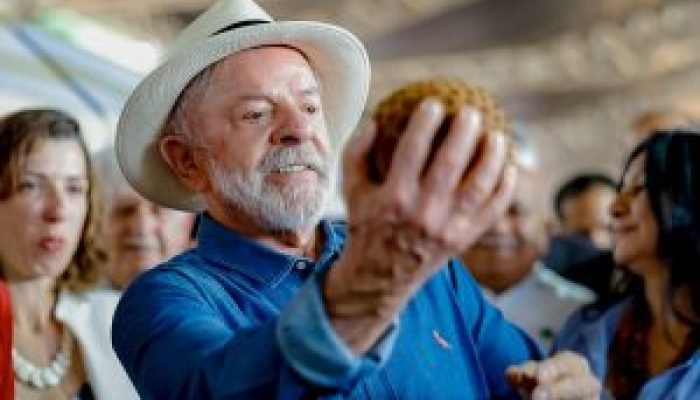 lula-em-visita-a-feira-brasil-na-mesa-300x210-1