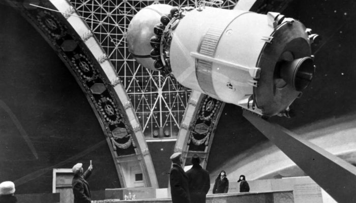 Maquete do veículo espacial Luna 9 em exposição, destacando tecnologia pioneira