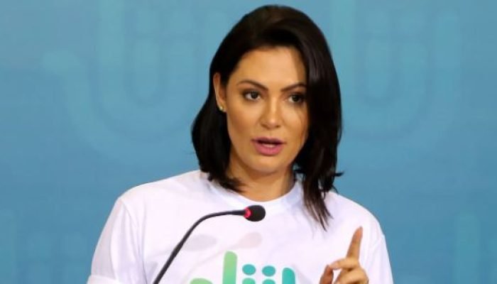 michelle-fundo-azul-ebc-cnn
